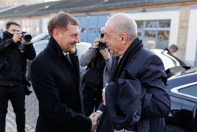 Foto: Ministerpräsident Michael Kretschmer und der ungarische Staatspräsident Dr. Tamás Sulyok haben in Pirna der Vertreibung der Ungarndeutschen gedacht. Zur Erinnerung daran besuchten der Ministerpräsident und der ungarische Staatspräsident gemeinsam mit vertriebenen Ungarndeutschen sowie deren Nachkommen die Gedenktafel vor der „Grauen Kaserne“, die als Erstaufnahmeeinrichtung für die Vertriebenen in Sachsen diente.