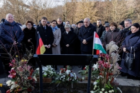 Foto: Ministerpräsident Michael Kretschmer und der ungarische Staatspräsident Dr. Tamás Sulyok haben in Pirna der Vertreibung der Ungarndeutschen gedacht. Zur Erinnerung daran besuchten der Ministerpräsident und der ungarische Staatspräsident gemeinsam mit vertriebenen Ungarndeutschen sowie deren Nachkommen die Gedenktafel vor der „Grauen Kaserne“, die als Erstaufnahmeeinrichtung für die Vertriebenen in Sachsen diente.