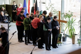 Foto: Ministerpräsident Michael Kretschmer und der ungarische Staatspräsident Dr. Tamás Sulyok haben in Pirna der Vertreibung der Ungarndeutschen gedacht. Im Rahmen des Gedenkens nahmen der Ministerpräsident und der ungarische Staatspräsident an der Veranstaltung  »Sachsen und Ungarn - 80 Jahre Vertreibung der Ungarndeutschen« im Evangelischen Schulzentrum teil.