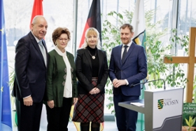 Foto: Ministerpräsident Michael Kretschmer und der ungarische Staatspräsident Dr. Tamás Sulyok haben in Pirna der Vertreibung der Ungarndeutschen gedacht. Im Rahmen des Gedenkens nahmen der Ministerpräsident und der ungarische Staatspräsident an einer Veranstaltung im Evangelischen Schulzentrum teil.

Im Bild v.l.n.r.: Ungarns Staatspräsident Dr. Tamás Sulyok; Dr. Elisabeth Knab, Deutsch-ungarisches Jugendwerk; Markéta Knoppik, Aktion Zivilcourage Pirna e.V.; Ministerpräsident Michael Kretschmer