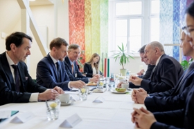 Foto: Ministerpräsident Michael Kretschmer und der ungarische Staatspräsident Dr. Tamás Sulyok haben in Pirna der Vertreibung der Ungarndeutschen gedacht. Im Anschluss fand ein Gespräch des Ministerpräsidenten mit dem Ungarischer Staatspräsidenten statt.
