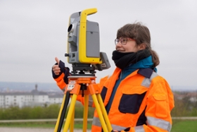 Foto: Wer die Welt verändern will, der muss sie vermessen. Welche Chancen eine Ausbildung zur Geomatikerin oder zum Geomatiker bietet, welche Studienmöglichkeiten in Geo-IT und Geodäsie es in Sachsen gibt und warum das Vermessungswesen eine krisensichere Perspektive ist, all das gibt es vom 23. bis 25.1.2026 auf der KarriereStart in Dresden zu erfahren.