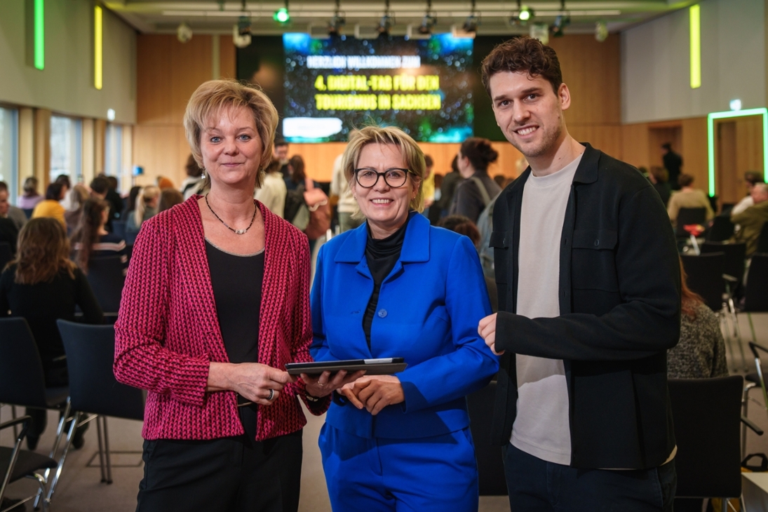 Barbara Klepsch, Sächsische Staatsministerin für Kultur und Tourismus (Mitte), Veronika Hiebl, Geschäftsführerin der Tourismus Marketing Gesellschaft Sachsen mbH (links) und Niklas Müller, Business Operations Lead des RND Redaktionsnetzwerk Deutschland besiegeln auf dem 4. Digital-Tag für den Tourismus in Sachsen heute in Dresden die neue strategische Medienpartnerschaft zum Datenaustausch.