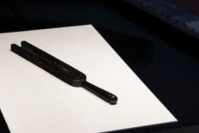 Foto: Die originale Stimmgabel Webers, eine Leihgabe aus dem Stadtmuseum Dresden