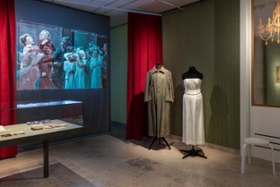 Foto: Blick in die Ausstellung mit Originalkostümen der Euryanthe-Inszenierung in der Semperoper von 2006