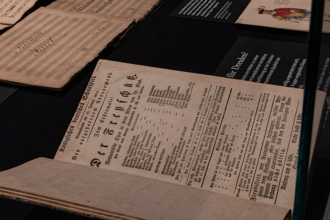 Der originale Programmzettel der Dresdner Erstaufführung des Freischütz 1822 ist in der Ausstellung ebenso zu sehen das am Hoftheater verwendete Stimmmaterial der Silvana.