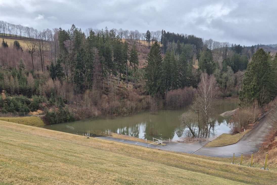 Das Hochwasserrückhaltebecken Glashütte wird derzeit für eine Funktionsprobe teilweise eingestaut. Normalerweise ist das sogenannte grüne Becken leer und wird nur bei Hochwasser eingestaut.