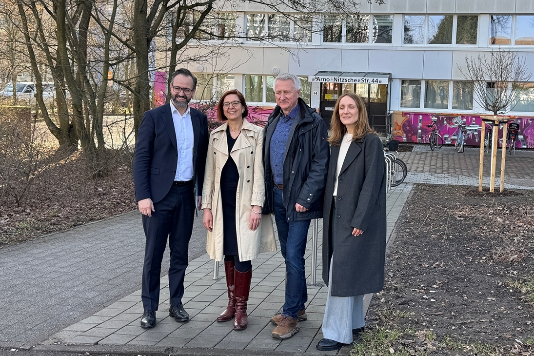 Gruppenbild vor modernisiertem Studentenwohnheim in Leipzig. Personen v.l.n.r: Wissenschaftsminister Sebastian Gemkow, Dr. Andrea Diekhof (Geschäftsführerin), Jörg Gaßner (Abteilungsleiter Bau/ Technik) und Monika Schwarzenberg (Abteilungsleiterin Studentisches Wohnen) vom Studentenwerk Leipzig