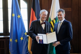 Foto: Ministerpräsident Michael Kretschmer überreicht den Verdienstorden der Bundesrepublik an Dr.-Ing. Hans-Joachim Jäger aus Radebeul.