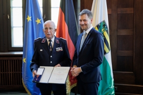 Foto: Ministerpräsident Michael Kretschmer überreicht den Verdienstorden der Bundesrepublik an Alwin Hensel aus Radibor.