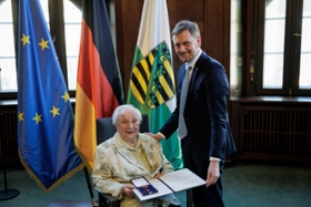 Foto: Ministerpräsident Michael Kretschmer überreicht den Verdienstorden der Bundesrepublik an Annemarie Krause aus Thum.