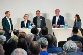 Foto: Podiumsrunde - Personen v.l.n.r.: Frank Bösenberg (Geschäftsführer von Silicon Saxony), Prof. Ursula M. Staudinger (Rektorin TU Dresden), Dr. Harald Lück (stellv. Sprecher der ET-Scientific-Collaboration) Prof. Christian Stegmann (wissenschaftlicher Co-Leiter der laufenden Machbarkeitsstudie), Prof. Heike Graßmann (Staatssekretärin im SMWK)