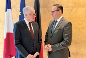Foto: Sachsens Wirtschaftsminister Dirk Panter im Gespräch mit Botschafter der Bundesrepublik Deutschland in Frankreich, Stephan Steinlein