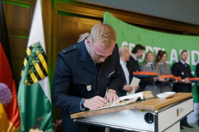 Foto: Eintragung in das „Goldene Buch des Sports“ durch Jörn Wenzel