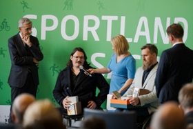 Foto: Ehrung von Bernhard Hering, Christan Pilz & Trainer Robert Pabst durch Ministerpräsident Kretschmer, Staatsminister Schuster und Christian Pöhler (Leiter Olympiastützpunkt).