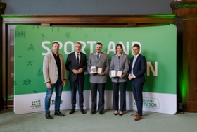 Foto: Ehrung von Julia Taubitz & Florian Müller durch Ministerpräsident Kretschmer, Staatsminister Schuster und Christian Pöhler (Leiter Olympiastützpunkt).