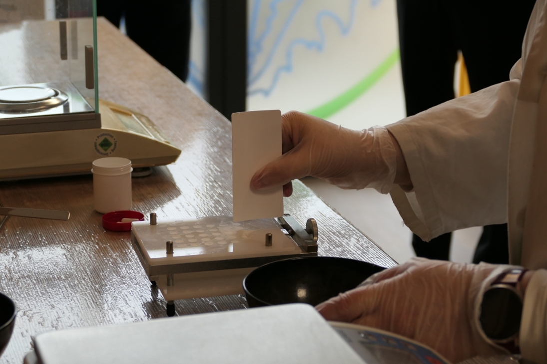 patientenindividuelle Arzneimittelherstellung in der Apothekenrezeptur wie zum Beispiel Kapseln