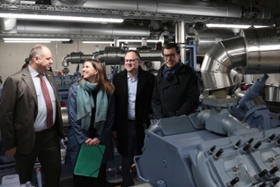 Foto: Bei der Besichtigung der Wärmepumpenanlage, die die Abwärme der Hochleistungsrechner in Fernwärme umleitet (v.l.n.r. Oberbürgermeister Dirk Hilbert; Maike Heitkamp-Mai, Nachhaltigkeitsreferentin der TUD; Oliver Gaber, Kaufmännischer Geschäftsführer des SIB und SachsenEnergie-Vorstand Dr. Axel Cunow)