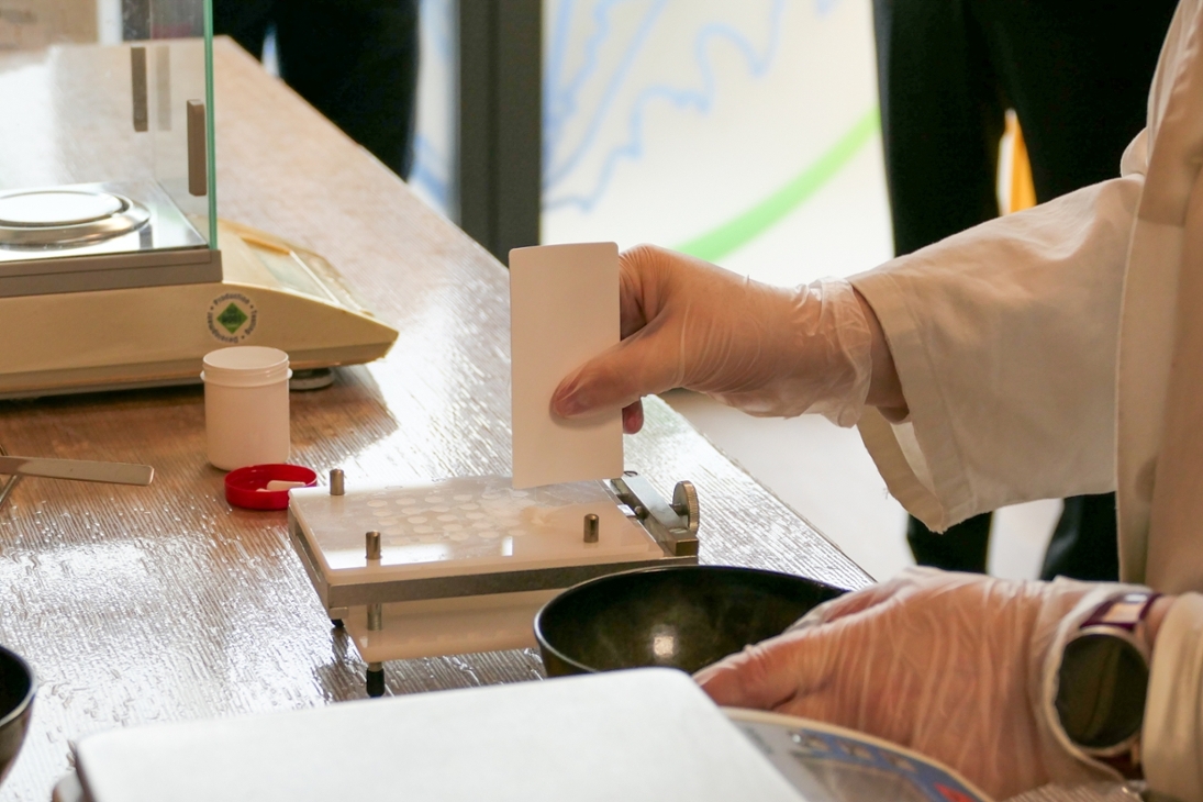 patientenindividuelle Arzneimittelherstellung in der Apothekenrezeptur wie zum Beispiel Kapseln