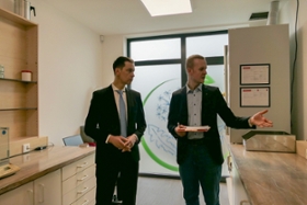 Foto: LDS-Präsident Béla Bélafi und Pharmazierat Dr. Dima Kuzmenka (v.l.)