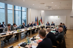Foto: Am 13. und 14. April trifft sich das Sächsische Kabinett zu einer auswärtigen Kabinettssitzung in Berlin. Im Mittelpunkt der Kabinettssitzung steht der Austausch mit Bundesministern. Gespräch mit dem Bundesminister für Umwelt, Klimaschutz, Naturschutz und nukleare Sicherheit, Carsten Schneider.