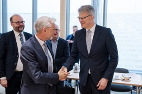 Foto: Am 13. und 14. April trifft sich das Sächsische Kabinett zu einer auswärtigen Kabinettssitzung in Berlin. Im Mittelpunkt der Kabinettssitzung steht der Austausch mit Bundesministern. 
Gespräch mit dem Bundesminister für Verkehr, Patrick Schnieder.