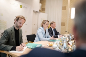 Foto: Am 13. und 14. April trifft sich das Sächsische Kabinett zu einer auswärtigen Kabinettssitzung in Berlin. Im Mittelpunkt der Kabinettssitzung steht der Austausch mit Bundesministern. 
Gespräch mit der Bundesministerin für Justiz und Verbraucherschutz, Dr. Stefanie Hubig.