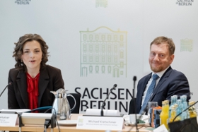 Foto: Am 13. und 14. April trifft sich das Sächsische Kabinett zu einer auswärtigen Kabinettssitzung in Berlin. Im Mittelpunkt der Kabinettssitzung steht der Austausch mit Bundesministern. 
Gespräch mit der Staatsministerin und Beauftragte der Bundesregierung für Ostdeutschland, Elisabeth Kaiser.