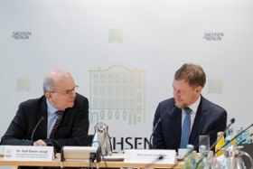 Foto: Am 13. und 14. April trifft sich das Sächsische Kabinett zu einer auswärtigen Kabinettssitzung in Berlin. Im Mittelpunkt der Kabinettssitzung steht der Austausch mit Bundesministern. Gespräch mit dem Dr. Rolf-Dieter Jungk, Staatssekretär im Bundesministerium für Forschung, Technologie und Raumfahrt.