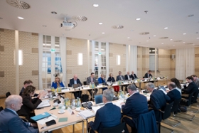 Foto: Am 13. und 14. April trifft sich das Sächsische Kabinett zu einer auswärtigen Kabinettssitzung in Berlin. Im Mittelpunkt der Kabinettssitzung steht der Austausch mit Bundesministern. 
Gespräch mit der Staatsministerin und Beauftragte der Bundesregierung für Ostdeutschland, Elisabeth Kaiser.