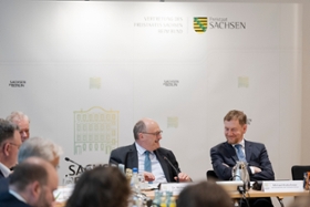 Foto: Am 13. und 14. April trifft sich das Sächsische Kabinett zu einer auswärtigen Kabinettssitzung in Berlin. Im Mittelpunkt der Kabinettssitzung steht der Austausch mit Bundesministern.
Gespräch mit Dr. Michael Meister, Staatsminister im Bundeskanzleramt für Bund-Länder-Zusammenarbeit.