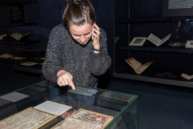 Foto: Dr. Edith Schriefl, Ausstellungsmanagerin im Buchmuseum der SLUB Dresden, bietet am 1. Juni und 26. Oktober 2026 Telefonführungen zum Maya-Codex an.