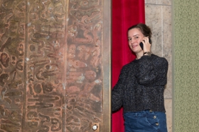 Foto: Ausstellungsmanagerin Dr. Edith Schriefl öffnet die Tür zur Schatzkammer des Buchmuseums für "Bei Anruf Kultur".