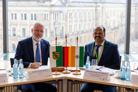 Foto: v.l. Staatssekretär Sebastian Scheel und Balasubramaniam Krishnasamy, Chairman and Managing Director Overseas Manpower Corporation Limited (OMCL) and Goverment of Tamil Nadu unterzeichnen MOU. 
Bild: SMWA