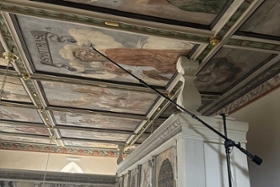 Foto: Dresden, Dorfkirche Leubnitz-Neuostra, reich bemalte und vertäfelte Holzbalkendecke vom kurfürstlich-sächsischen Hofmaler Gottfried Lucas, 1672, mit installierter Messeinheit direkt unter der Decke zur Erfassung bauklimatischer Daten. Die Abbildung ist für Veröffentlichungen in diesem Zusammenhang rechtefrei verwendbar.