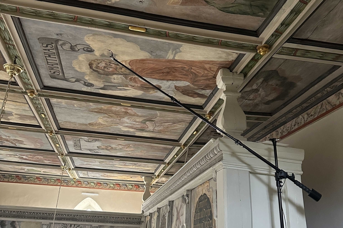 Dresden, Dorfkirche Leubnitz-Neuostra, reich bemalte und vertäfelte Holzbalkendecke vom kurfürstlich-sächsischen Hofmaler Gottfried Lucas, 1672, mit installierter Messeinheit direkt unter der Decke zur Erfassung bauklimatischer Daten. Die Abbildung ist für Veröffentlichungen in diesem Zusammenhang rechtefrei verwendbar.