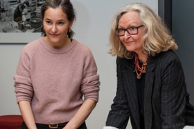 Foto: Lilly Böhm (l.) und Maraike Wittbrodt (r.), Enkelin und Tochter von Ursula Winnington, bei der Übergabe des Nachlasses am 20.4.2026 im FoodStudio der SLUB.