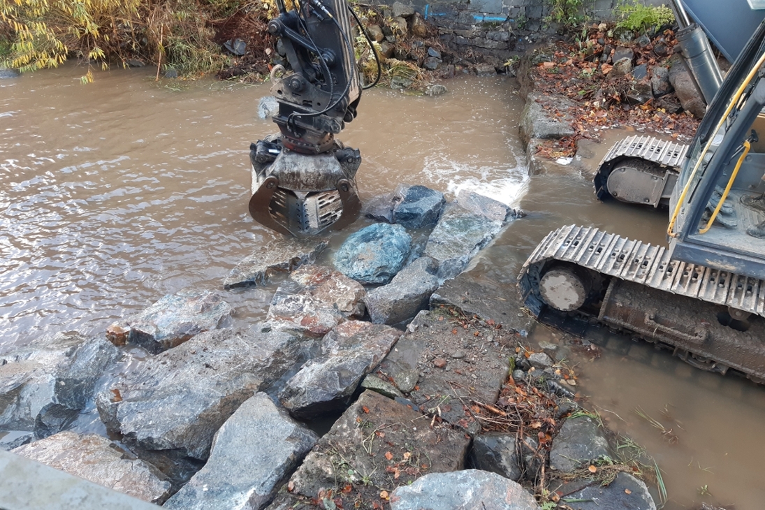 Ausgleich des Höhenunterschiedes in der Gewässersohle (hinter dem Sohlriegel)