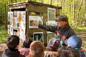 Foto: Revierleiter Falk Hähnel erläutert den Einfluss des Wildes auf den Wald