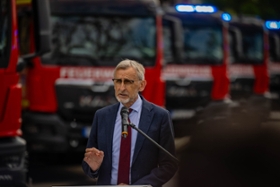 Foto: Staatsminister Armin Schuster übergibt Fahrzeuge