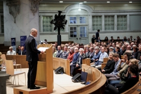 Foto: Ministerpräsident Michael Kretschmer, Olaf Scholz, Ehemaliger Bundeskanzler der Bundesrepublik Deutschland, sowie Prof. Dr. Heike Krieger, Universitätsprofessorin für Öffentliches Recht und Völkerrecht an der Freien Universität Berlin sowie Vorsitzende der Deutschen Gesellschaft für Internationales Recht, nehmen im Rahmen des Forums für Internationale Politik an einer Podiumsdiskussion teil.
Impulsvortrag des ehemaligen Kanzler der Bundesrepublik Deutschland, Olaf Scholz.
