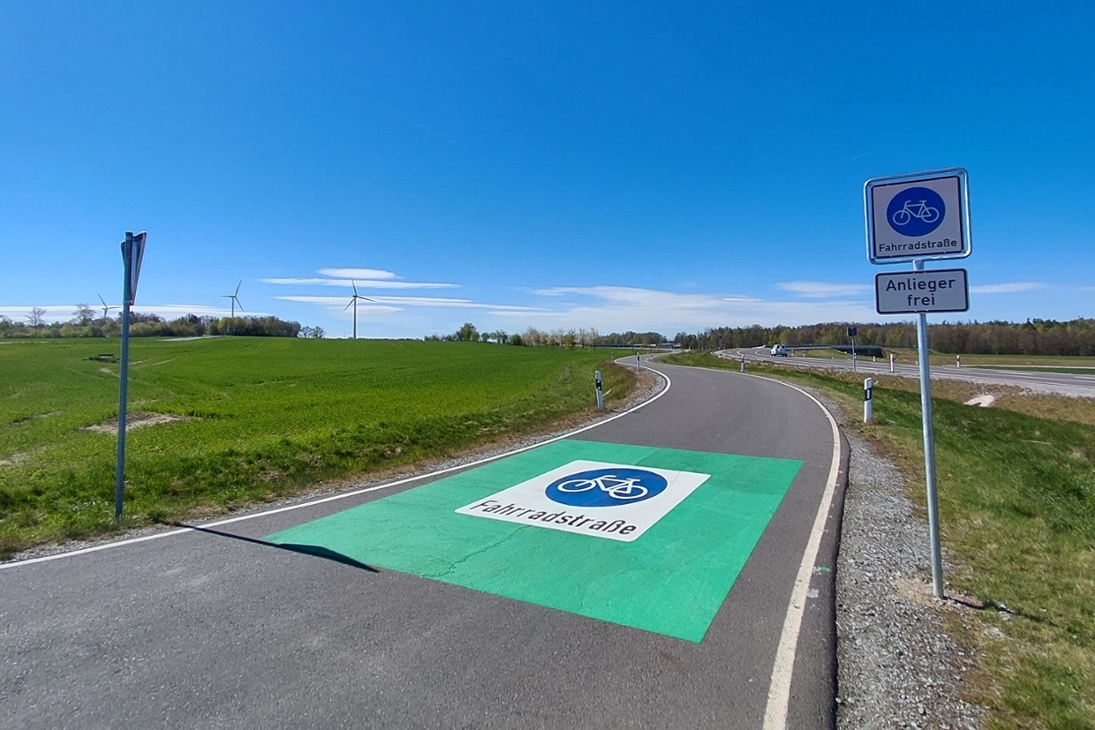 Die Kamenzer Straße zwischen Radeberg und dem Wachauer Ortsteil Leppersdorf wird offiziell zur Fahrradstraße.