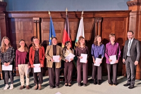 Foto: Wissenschaftsminister Sebastian Gemkow (r.) mit den Preisträgerinnen des Hochschulwettbewerbes Musikpädagogik beim Empfang der Rektorenkonferenz deutscher Musikhochschulen