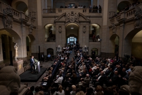 Foto: Gedenken an die Befreiung vom Nationalsozialismus und die Beendigung des Zweiten Weltkriegs in Europa in der Sächsischen Staatskanzlei. Nach der Begrüßung durch den Ministerpräsidenten und dem Grußwort des Landtagspräsidenten Alexander Dierks  der Bundespräsidenten a. D., Dr. Joachim Gauck, die Gedenkrede.
Im Anschluss findet eine Diskussionsrunde mit Schülerinnen und Schülern von Dresdner Gymnasien und Oberschulen mit Dr. Joachim Gauck und dem Ministerpräsidenten statt.