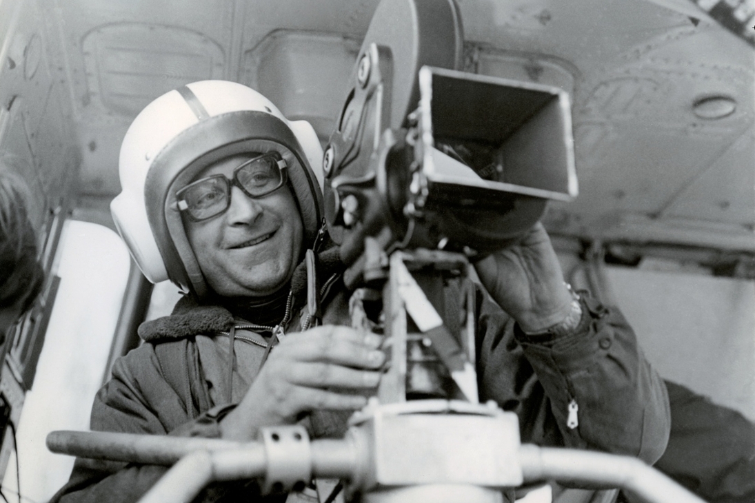 Ernst Hirsch in Hubschrauber bei Aufnahmen für einen Werbefilm für Planeta-Druckmaschinen, 1970