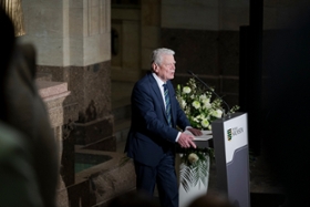 Foto: Gedenken an die Befreiung vom Nationalsozialismus und die Beendigung des Zweiten Weltkriegs in Europa in der Sächsischen Staatskanzlei. Nach der Begrüßung durch den Ministerpräsidenten und dem Grußwort des Landtagspräsidenten Alexander Dierks  hielt der Bundespräsidenten a. D., Dr. Joachim Gauck, die Gedenkrede.