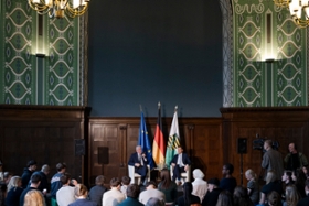 Foto: Gedenken an die Befreiung vom Nationalsozialismus und die Beendigung des Zweiten Weltkriegs in Europa in der Sächsischen Staatskanzlei. Nach der Begrüßung durch den Ministerpräsidenten und dem Grußwort des Landtagspräsidenten Alexander Dierks hielt der Bundespräsidenten a. D., Dr. Joachim Gauck, die Gedenkrede.