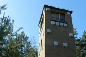 Foto: Verbliebener Postenturm mit Fledermauskästen