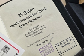 Foto: Eines der restituierten Bücher mit enthaltenem Stempel, der die Identifikation als NS-Raubgut möglich machte.