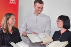 Foto: Lydia Oeser, Eddi Kruppa und Elisabeth Geldmacher gemeinsam mit den restituierten Büchern